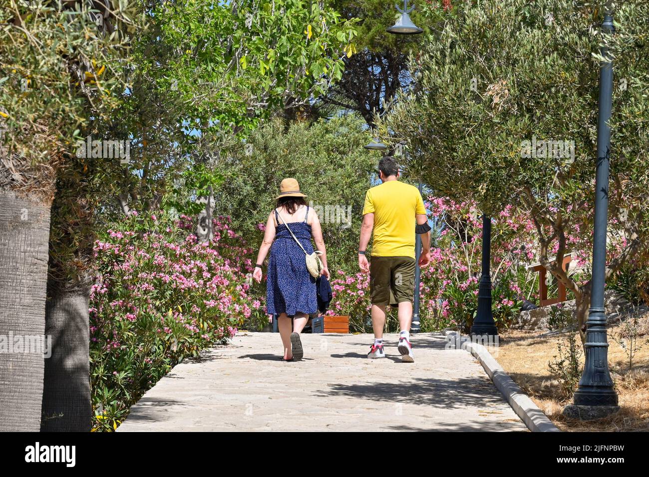 Kusadasi, Turchia - Giugno Maggio 2022: I visitatori passeggiando oltre il faro sull'isola di Pigeon nel porto di Kusadasi. Foto Stock