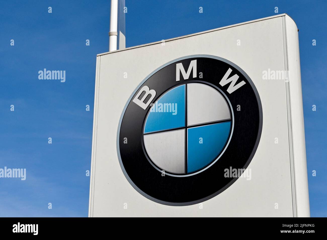 Strasburgo, Francia - Aprile 2002: Vista ravvicinata di un cartello all'esterno di una fabbrica BMW alla periferia della città Foto Stock