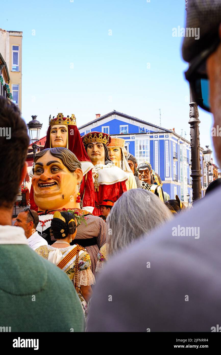 Sfilata di Gigantes y cabezudos, Fiestas San Pedro en Burgos, il festival di San pedro a Burgos, Spagna Foto Stock