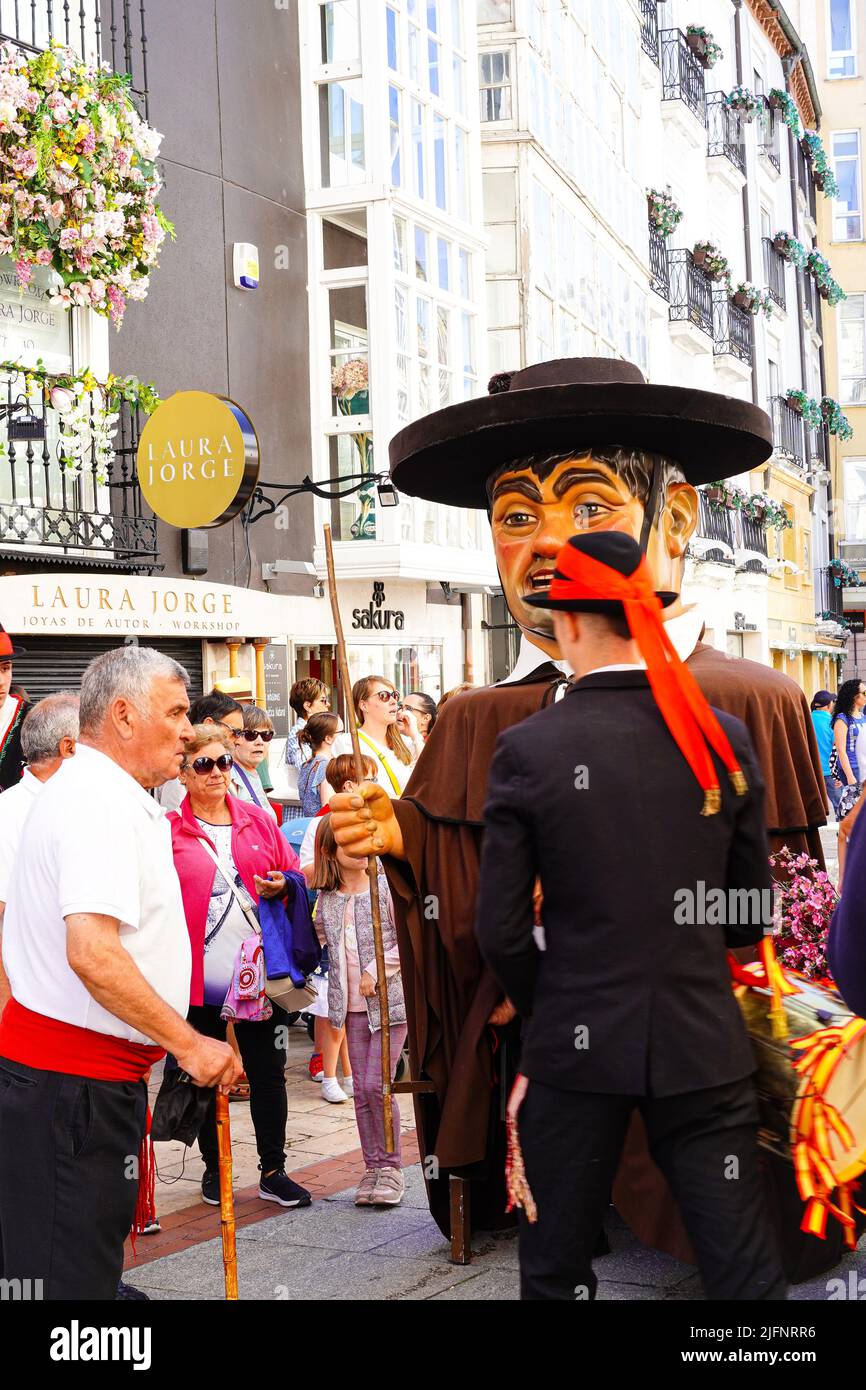 Sfilata di Gigantes y cabezudos, Fiestas San Pedro en Burgos, il festival di San pedro a Burgos, Spagna Foto Stock