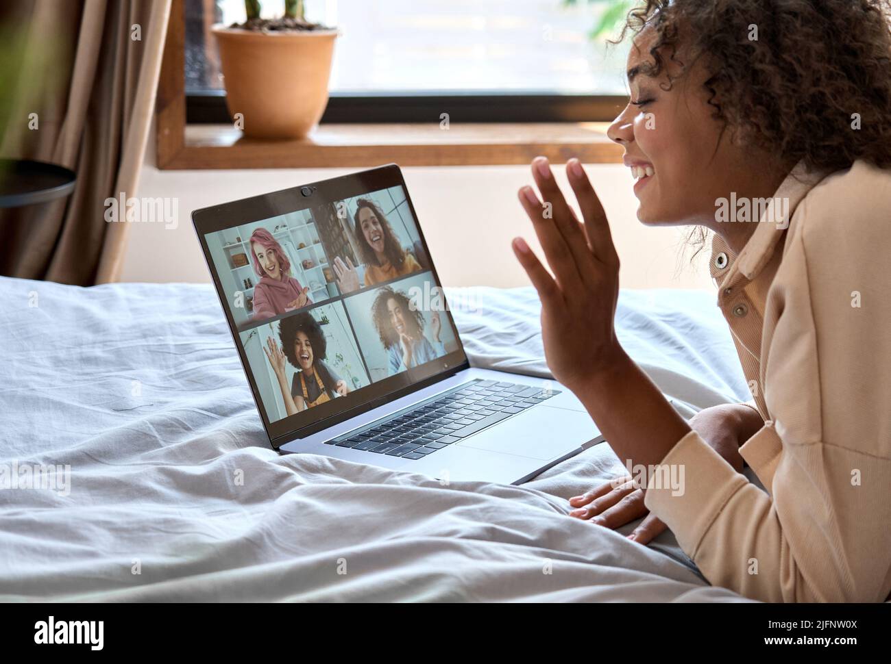 Studentessa afroamericana con videoconferenza su laptop. Foto Stock