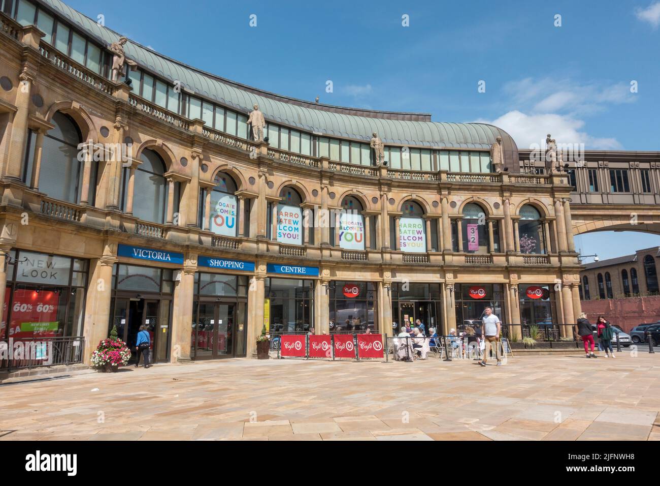 L'entrata del Victoria Shopping Centre sulla Station Parade a Harrogate, North Yorkshire, Regno Unito. Foto Stock