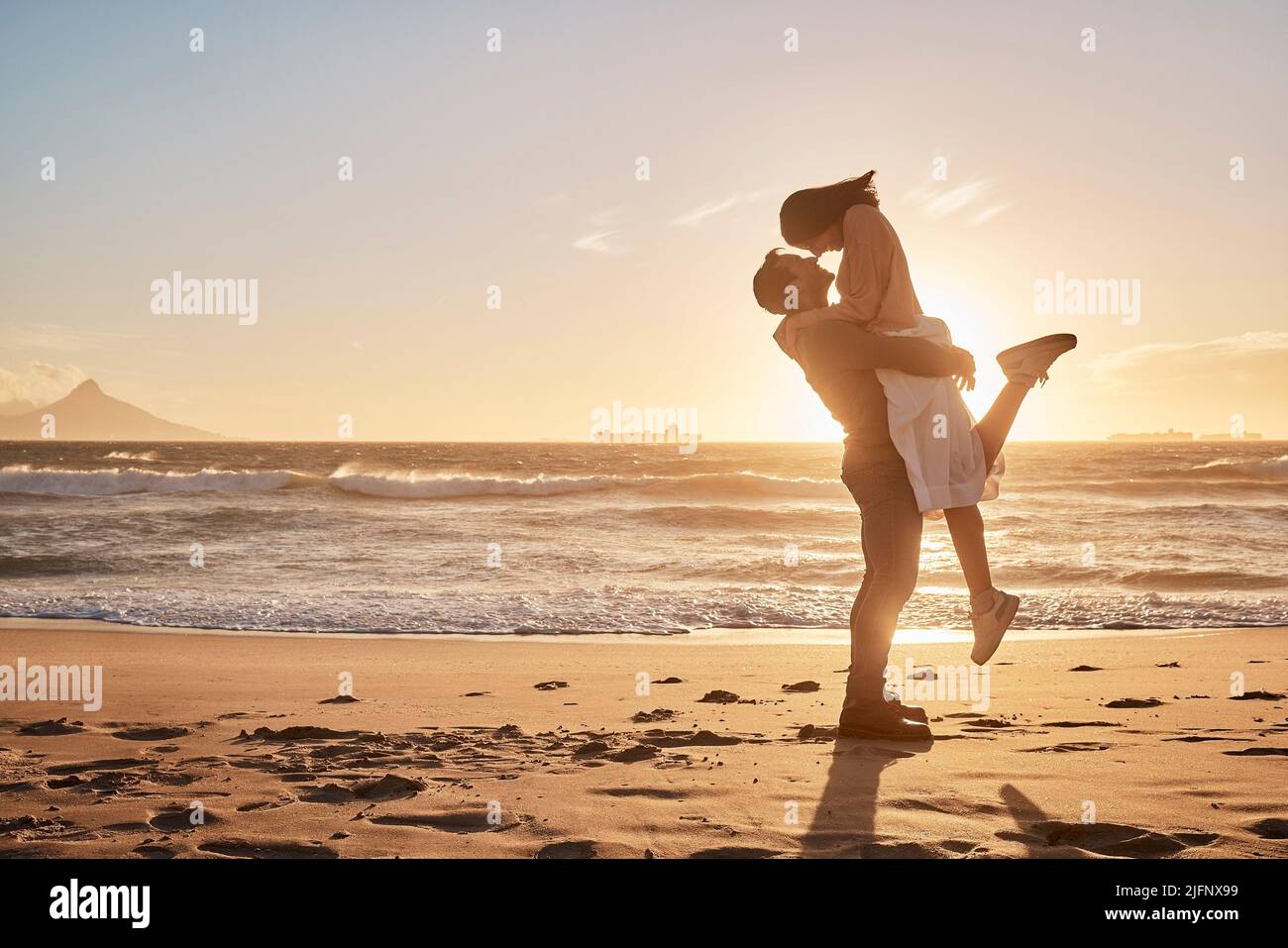 Giovane coppia biraciale diversa divertirsi in spiaggia insieme. Giovane coppia biraciale diversa divertirsi in spiaggia insieme. Foto Stock