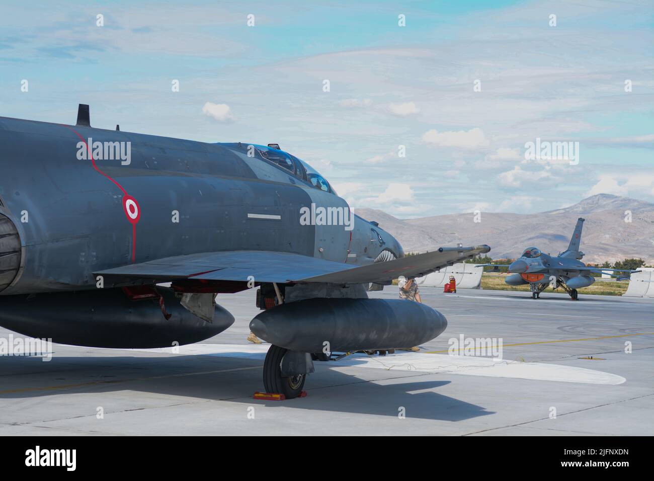 F-4 Phantom vs F-16 Fighting Falcon, Turaf dell'Aeronautica militare Turca, Konya Turkiye 30.06.22 Anatolian Eagle 2022 esercizi continuano a Konya, Foto Stock