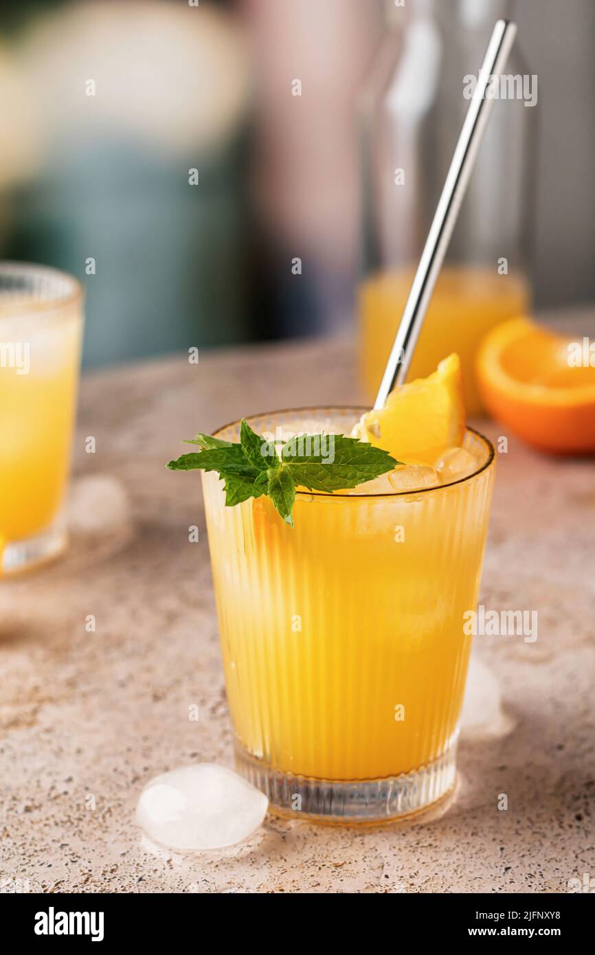 Bevanda ghiacciata all'arancia con menta al tavolo al bar Foto Stock