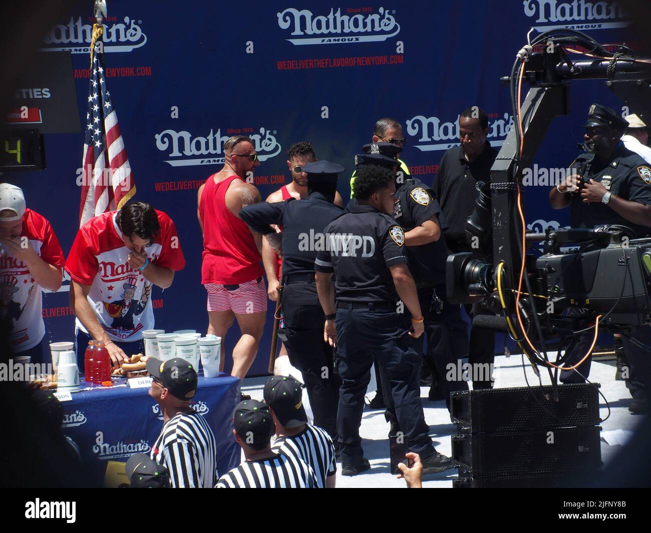 Luglio 4, 2022, New York, New York, Stati Uniti d'America: Luglio 4 2022 NEW YORK .Nathan's Famous Fourth of July International Hot Dog Eating Contest tenuto all'angolo di Surf ave. E Stillwell ave., dove l'originale stand Nathan's Hot Dog ha aperto oltre cento anni fa. Joey Chestnut vince per l'anno 15. Mangiare 63 hot Dogs e Buns. Miki sudo ha vinto mangiando 40 hot dog e Buns. I manifestanti tempesta il palcoscenico viene arrestato e portato in prigione (Credit Image: © Bruce Cotler/ZUMA Press Wire) Foto Stock