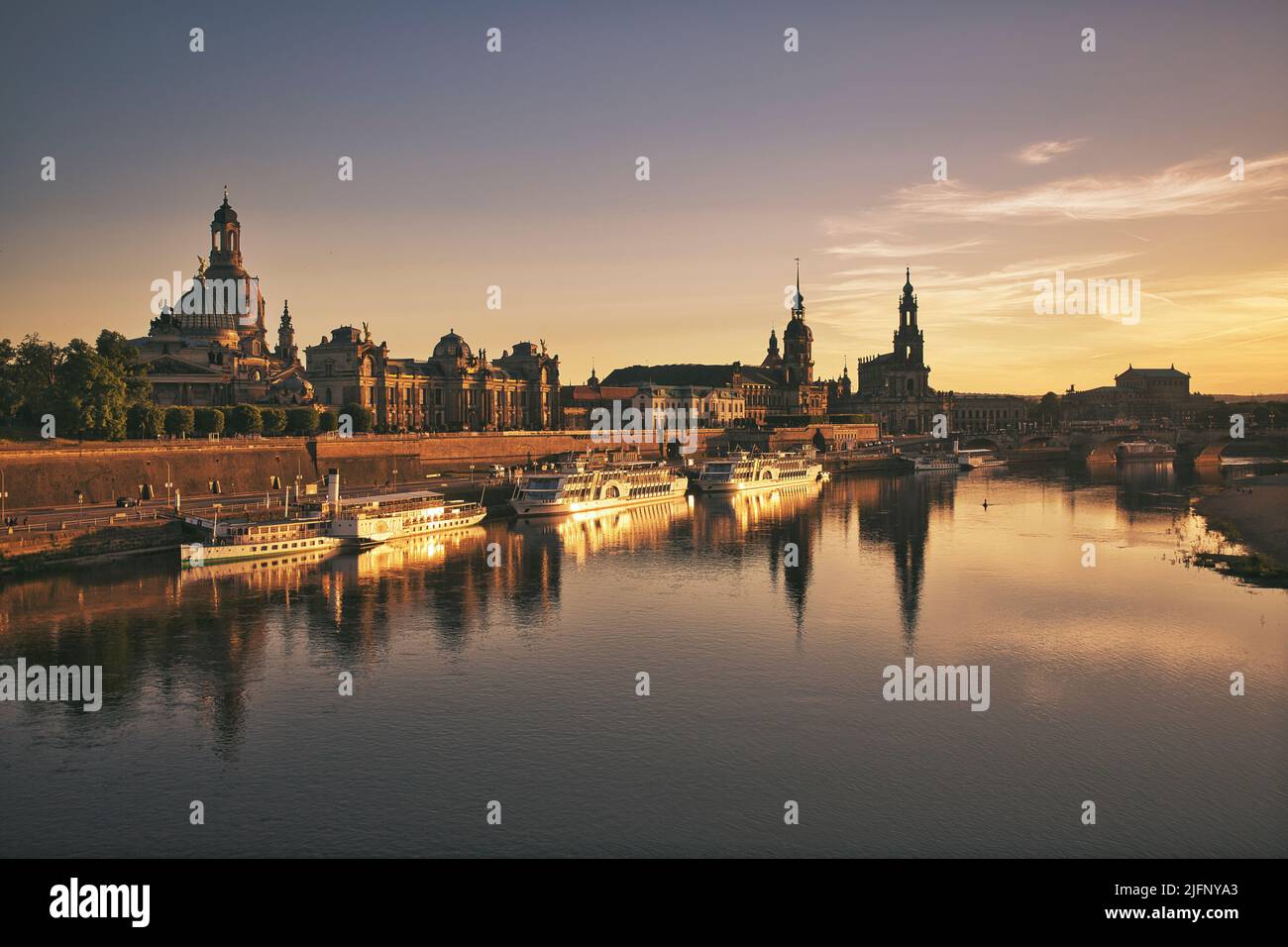 Dresda, Germania Stadtbild über die Elbe bei Sonnenuntergang Foto Stock