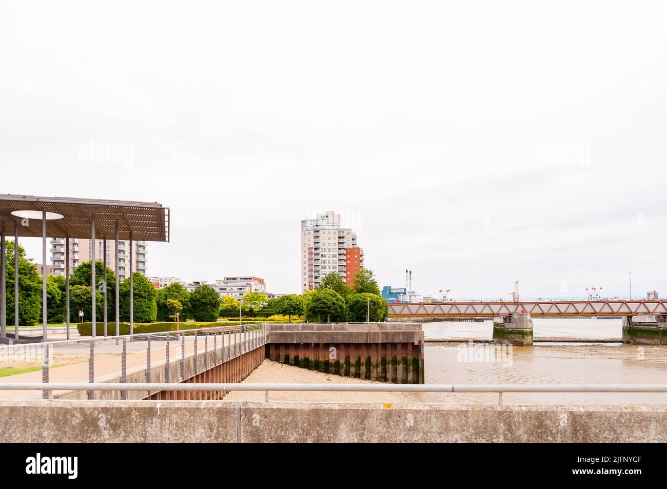 Thames Barrier Park, Silvertown, guardando verso New Charlton, Newham, Londra Foto Stock