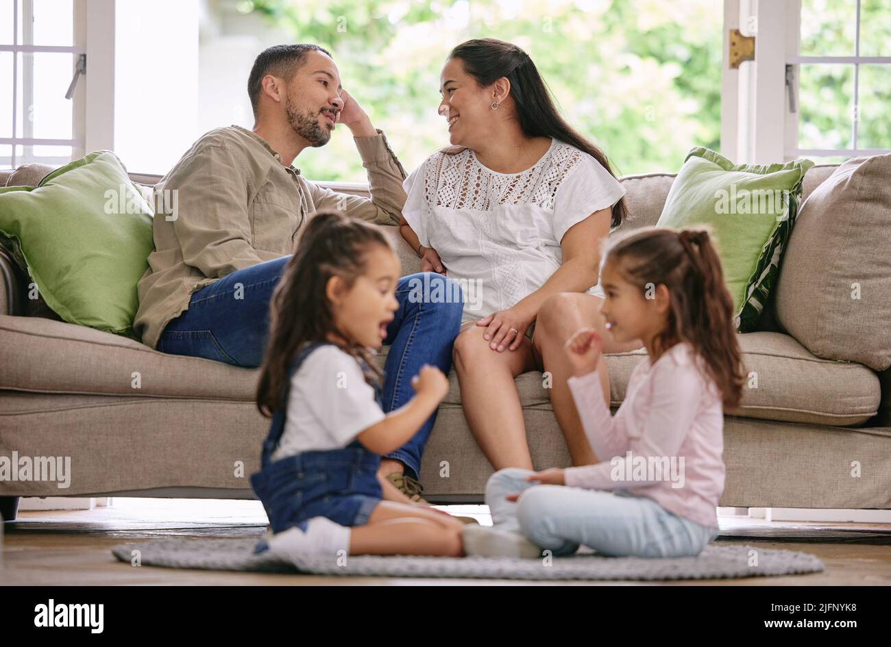 Giornate rilassanti in famiglia. Foto di una giovane famiglia che si rilassa a casa. Foto Stock