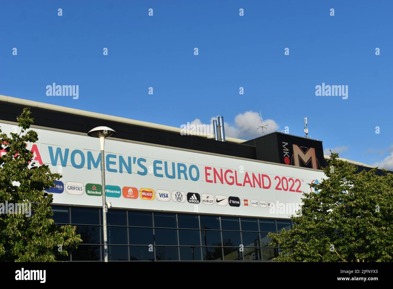 Segnaletica per la UEFA Women’s Euro England 2022 al Milton Keynes Stadium, dove si tengono a luglio partite per Spagna, Finlandia, Danimarca e Germania. Foto Stock