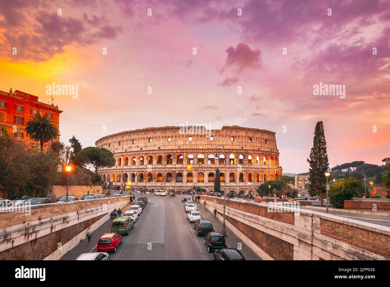 Roma, Italia. Cielo colorato al tramonto sopra il Colosseo, conosciuto anche come Anfiteatro Flaviano in serata. Foto Stock