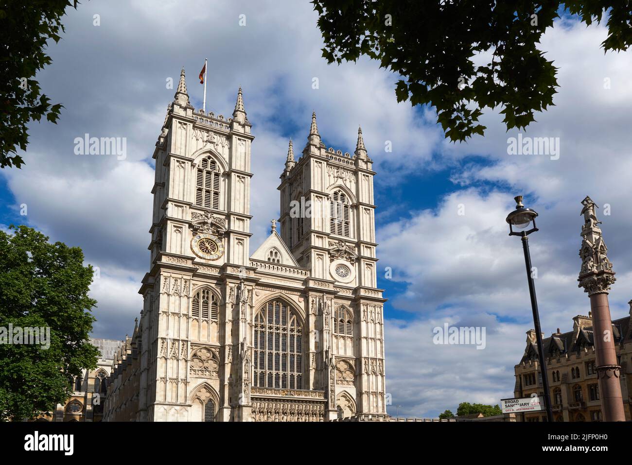 Le torri sulla facciata occidentale di Westminster Abbey, centro di Londra, Regno Unito, guardando verso l'alto, con gli alberi circostanti Foto Stock