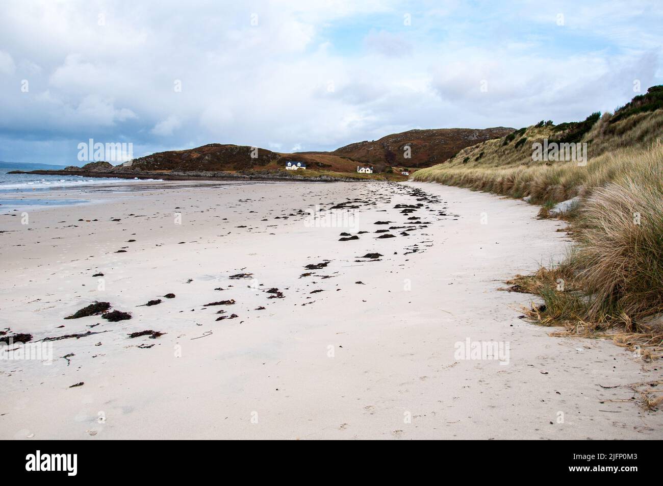 Guardando lungo una deserta spiaggia di Camusdarach nella Scozia nord-occidentale Foto Stock