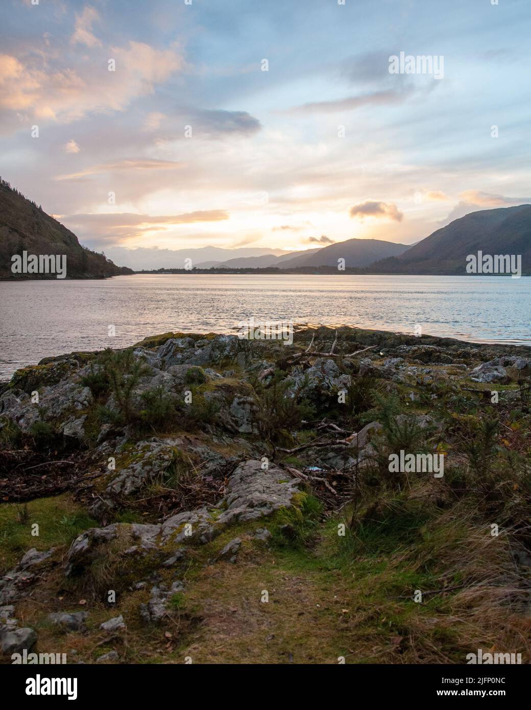 Il sole tramonta oltre Loch Linnhe nelle Highlands scozzesi Foto Stock