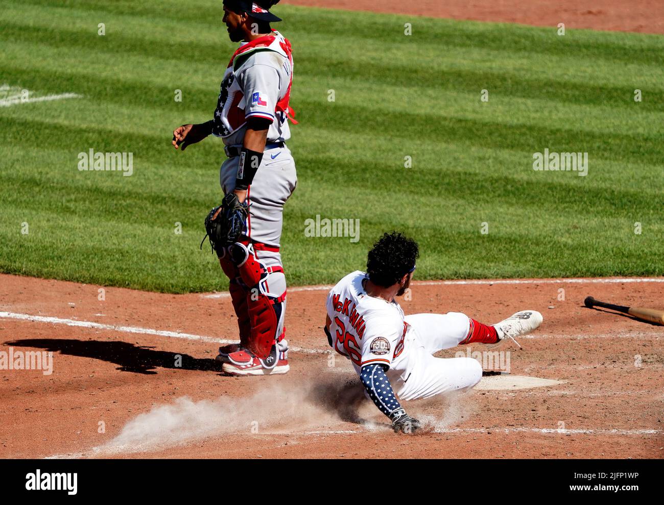 Baltimora, Stati Uniti. 04th luglio 2022. BALTIMORE, MD - 04 LUGLIO: Baltimore Orioles sinistra fielder Ryan McKenna (26) entra a legare il punteggio nel nono inning durante una partita MLB tra i Baltimore Orioles e i Texas Rangers, il 04 luglio 2022, all'Orioles Park a Camden Yards, a Baltimora, Maryland. (Foto di Tony Quinn/SipaUSA) Credit: Sipa USA/Alamy Live News Foto Stock