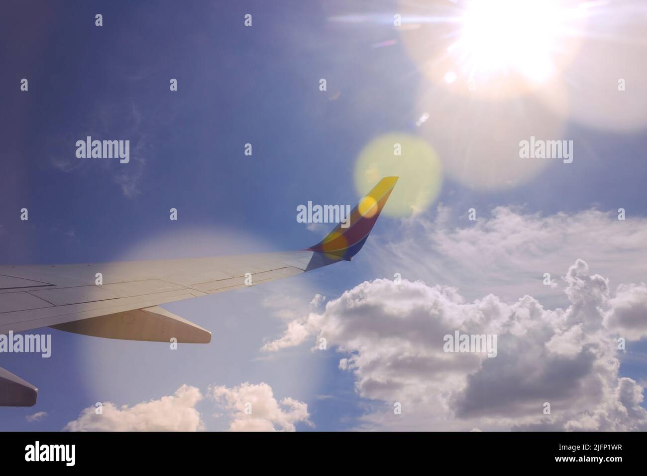 Guardando una finestra Southwest Airlines che guarda le nuvole, il cielo e i raggi del sole Foto Stock