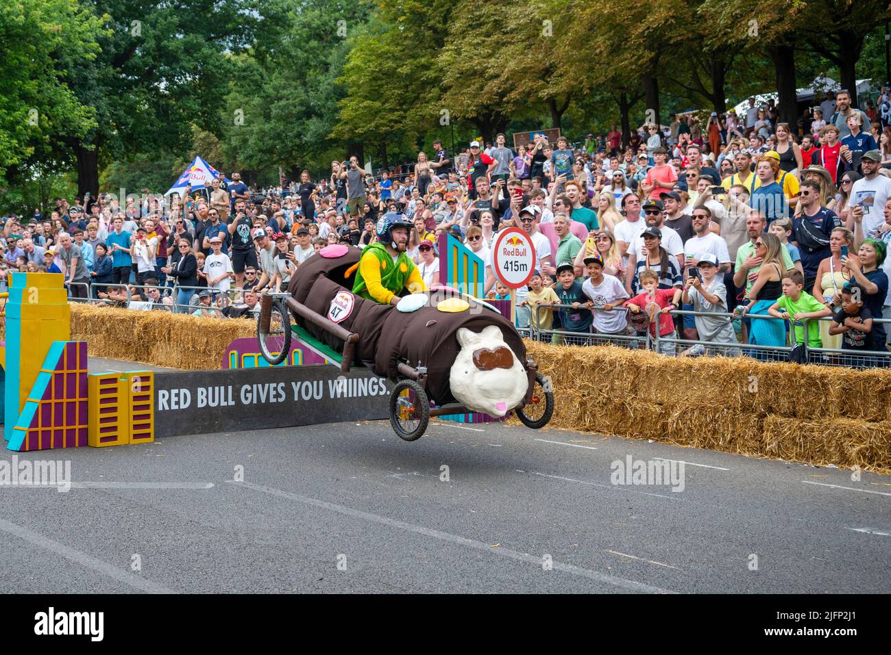 Kart della University of Southampton Soapbox Racing Society che prende il salto finale alla gara Red Bull Soapbox 2022 all'Alexandra Palace di Londra, Regno Unito. Foto Stock