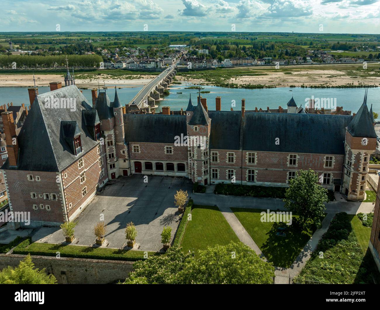 Veduta aerea del castello di Gien bell'esempio del primo stile rinascimentale francese nella Valle della Loira in Francia Foto Stock