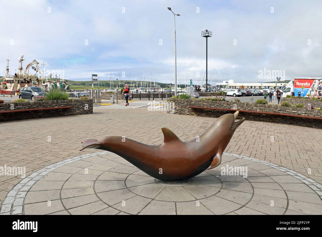 Scultura di Fungie il delfino a collo di bottiglia a Dingle Foto Stock