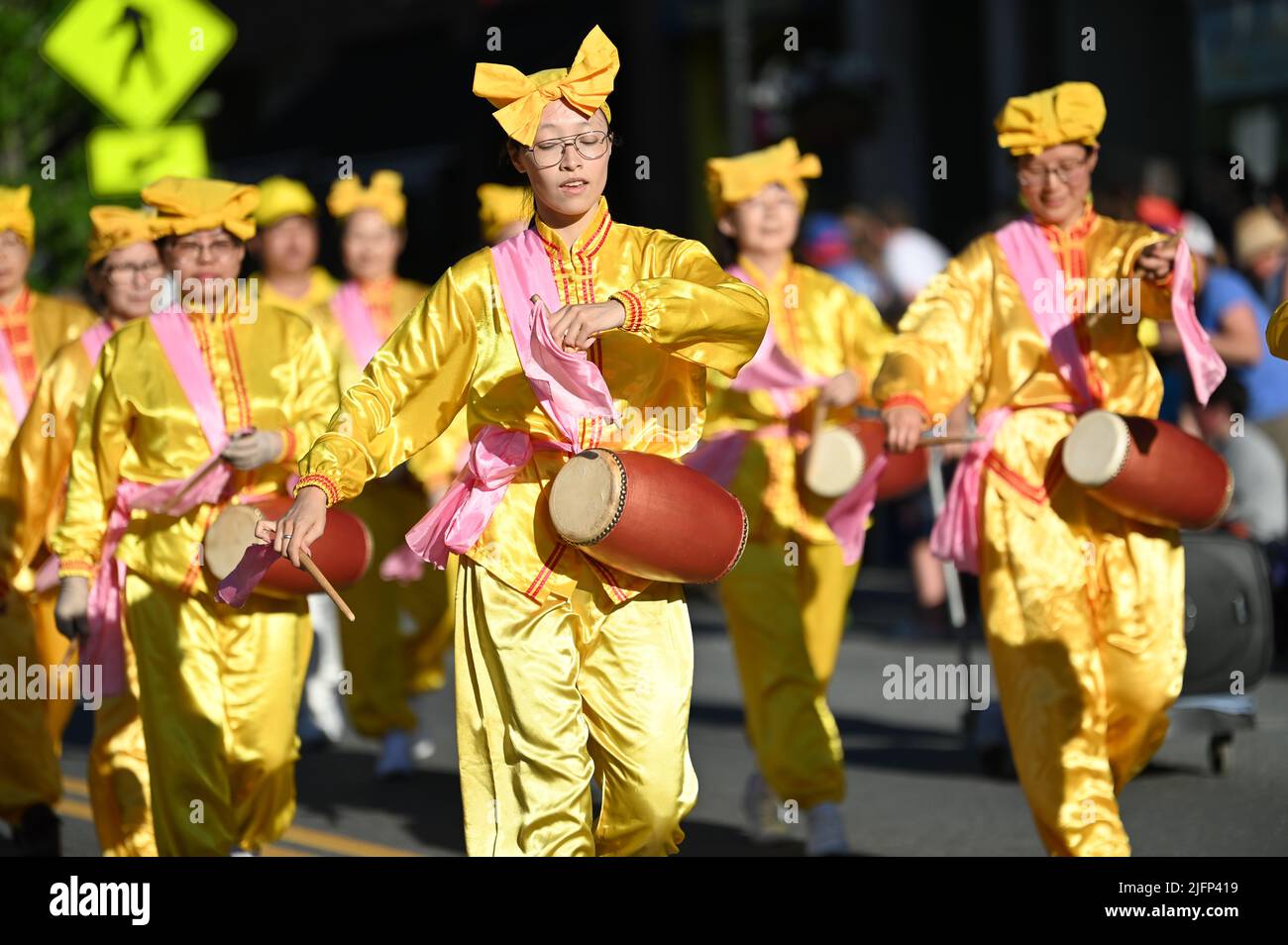 Falun Dafa (Falun Gong) marchers nella parata di Montpelier, VT, USA, luglio 4 (3 luglio). Foto Stock