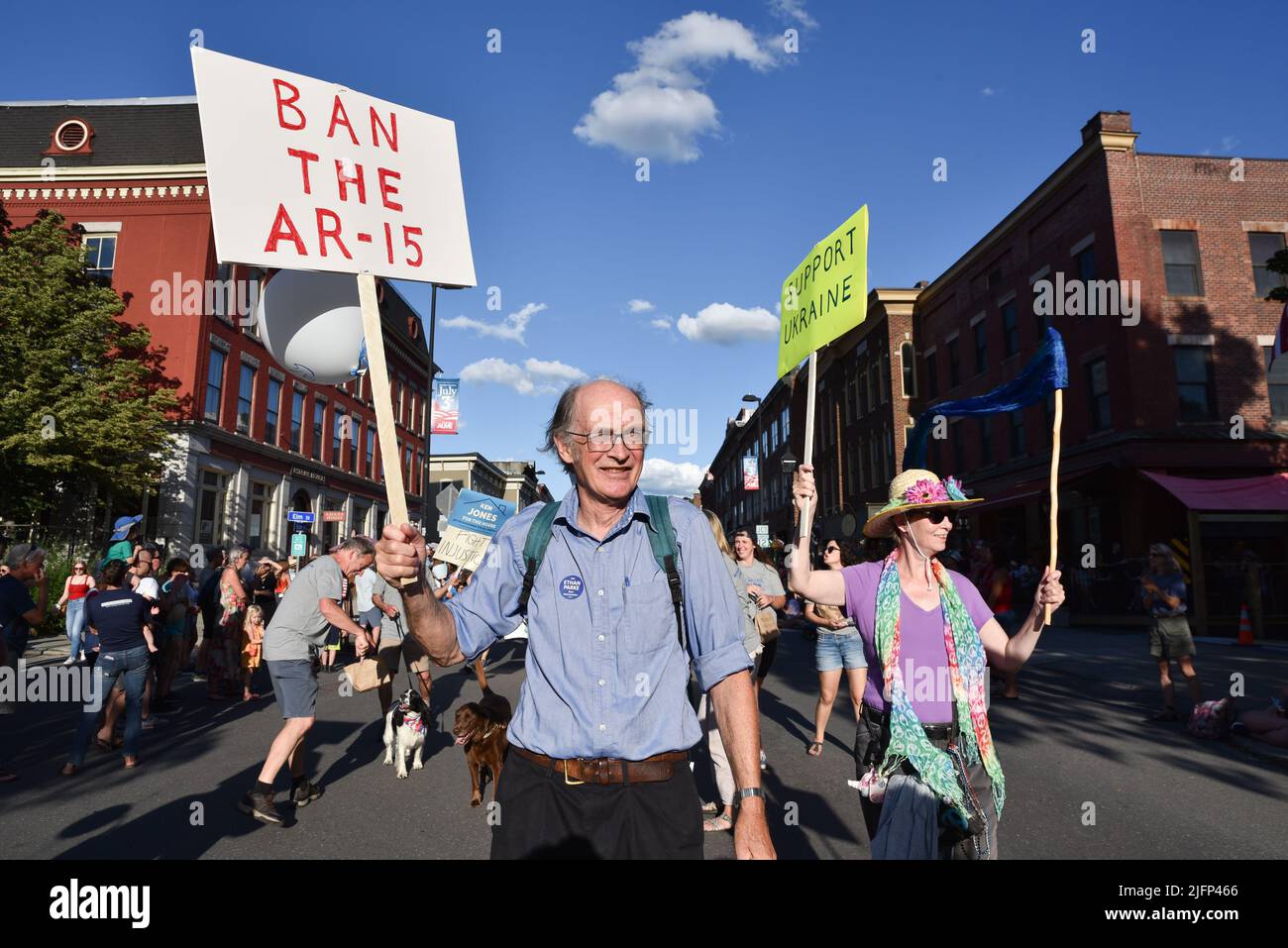 Il candidato porta il segno che chiede il divieto di AR-15 fucili d'assalto negli Stati Uniti. Montpelier, VT, sfilata del 4 luglio. Foto Stock