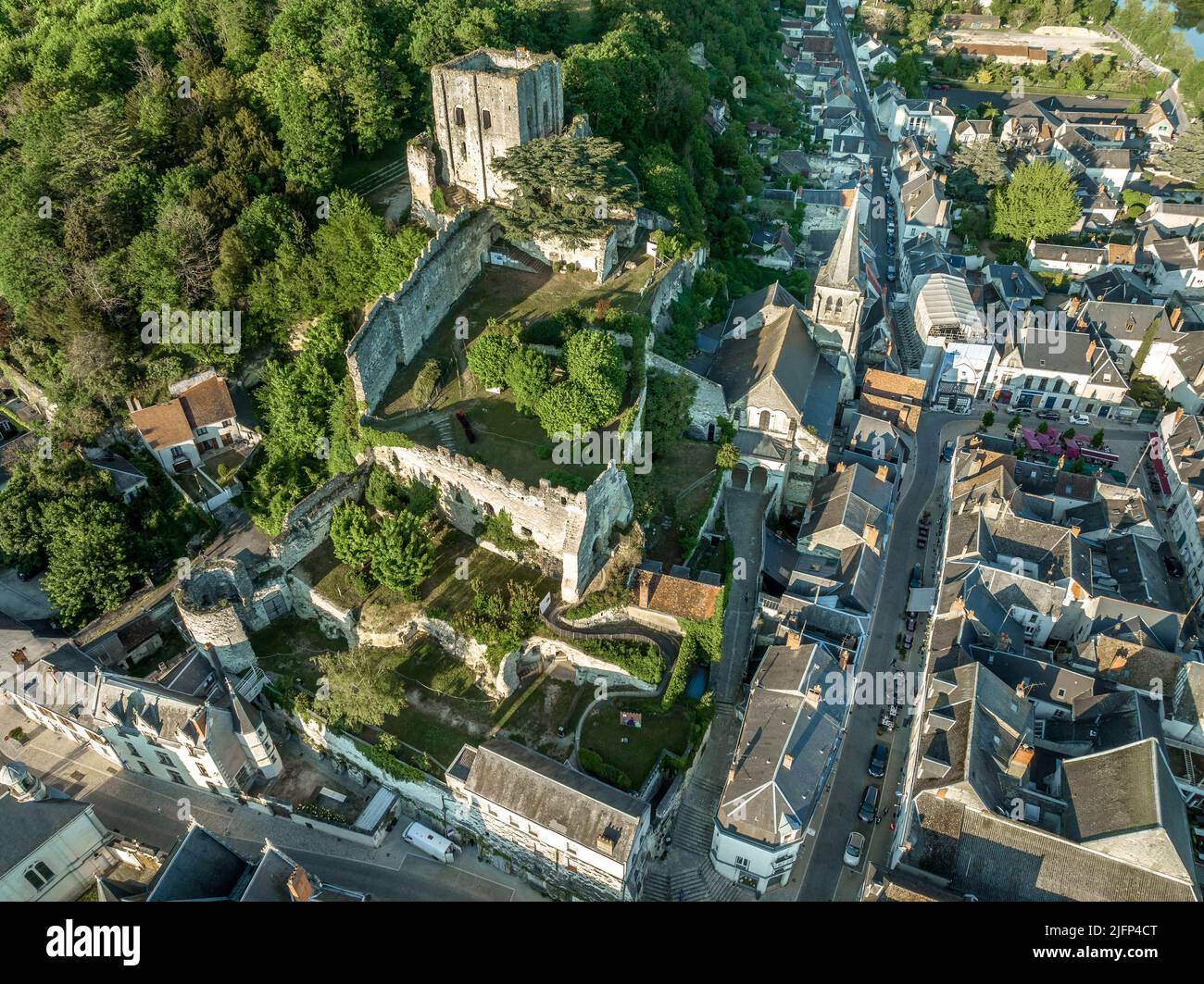 Veduta aerea del castello di Montrichard e della città nella Valle della Loira con il torrione rovinato e le mura su una collina Foto Stock