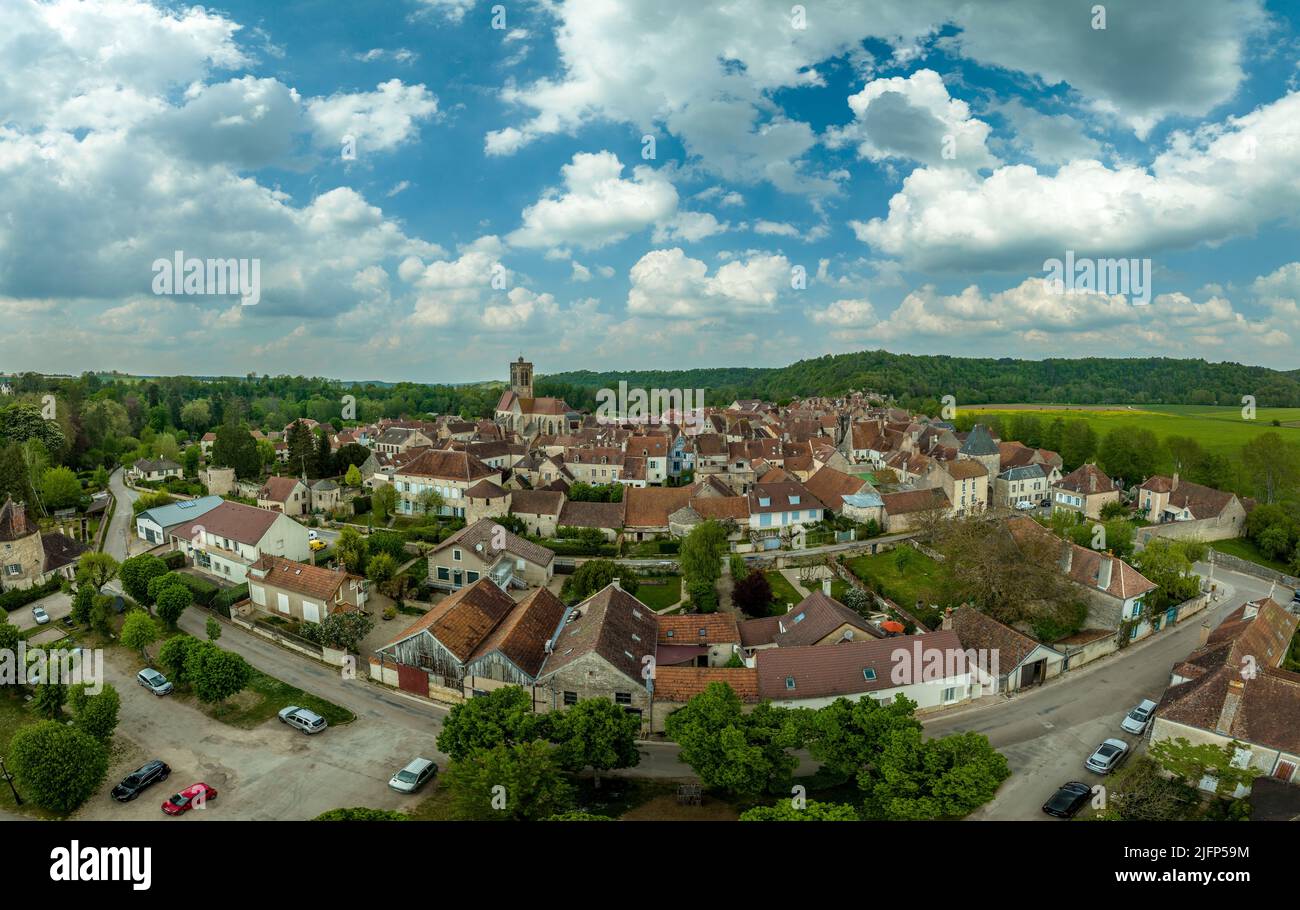 Veduta aerea del villaggio di Noyers nella bella cornice della campagna di Chablis sulle rive del fiume Serein un libro di storia reale con il cobb Foto Stock