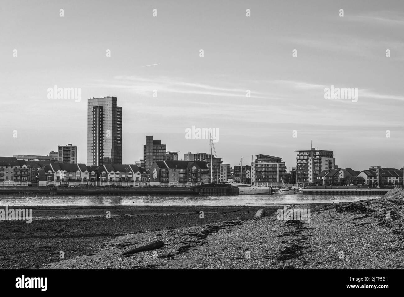 Vista da Weston verso Ocean Village Marina, skyline di Southampton in bianco e nero / monocromatico, Hampshire, Inghilterra, Regno Unito Foto Stock