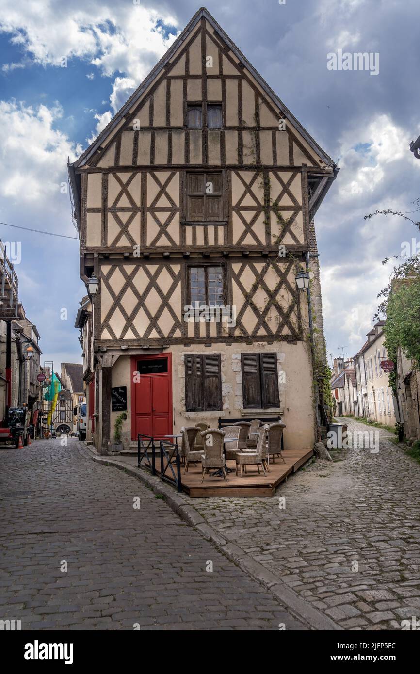 Veduta aerea del villaggio di Noyers nella bella cornice della campagna di Chablis sulle rive del fiume Serein un libro di storia reale con il cobb Foto Stock