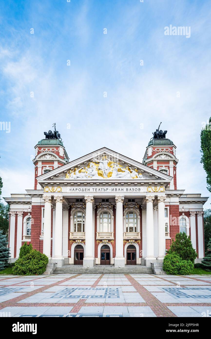 Sofia, Bulgaria - Luglio 2022: Teatro Nazionale Ivan Vazov a Sofia, Bulgaria. L'edificio del Teatro Nazionale è uno dei famosi punti di riferimento di Sofia. Foto Stock