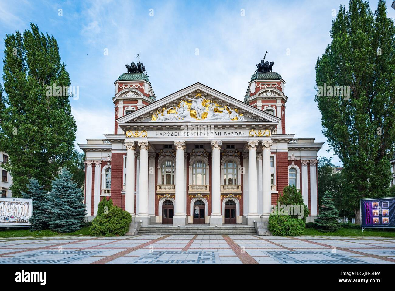 Sofia, Bulgaria - Luglio 2022: Teatro Nazionale Ivan Vazov a Sofia, Bulgaria. L'edificio del Teatro Nazionale è uno dei famosi punti di riferimento di Sofia. Foto Stock