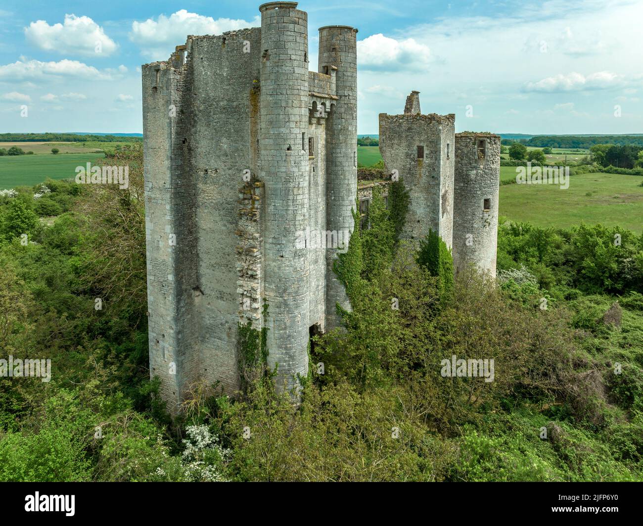 Veduta aerea ravvicinata del castello di Passy Les Tours costruito su un piano barlong di circa 50 m su ciascun lato fiancheggiato da quattro torri rotonde e un mastio Foto Stock