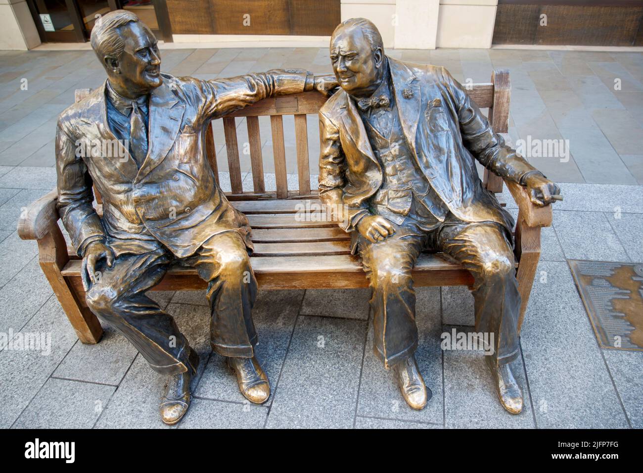 Scultura in bronzo che celebra il rapporto tra Churchill e Roosevelt, New Bond Street, Londra, sabato 28 maggio, 2022. Foto Stock