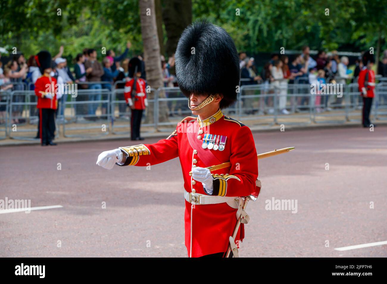 Coldstream Guards Warrant Officer presso Trooping the Color, Colonel’s Review in the Mall, Londra, Inghilterra, Regno Unito sabato 28 maggio 2022.Phot Foto Stock