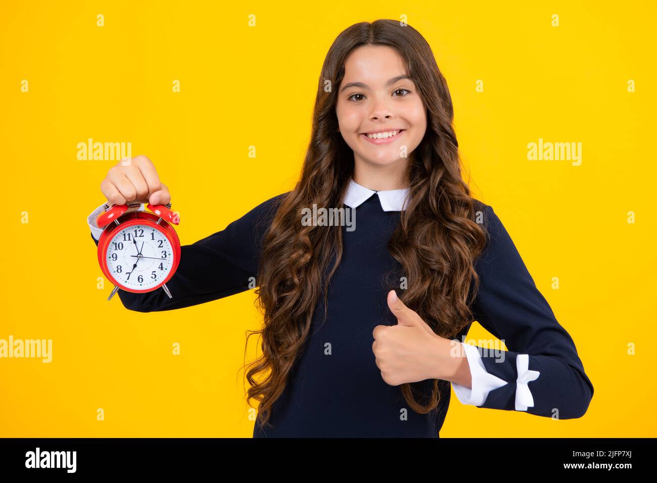 Teen girl 12, 13, 14 anni guarda la sveglia. Tempo per le vendite di shopping. Buongiorno, ora di controllo. Foto Stock