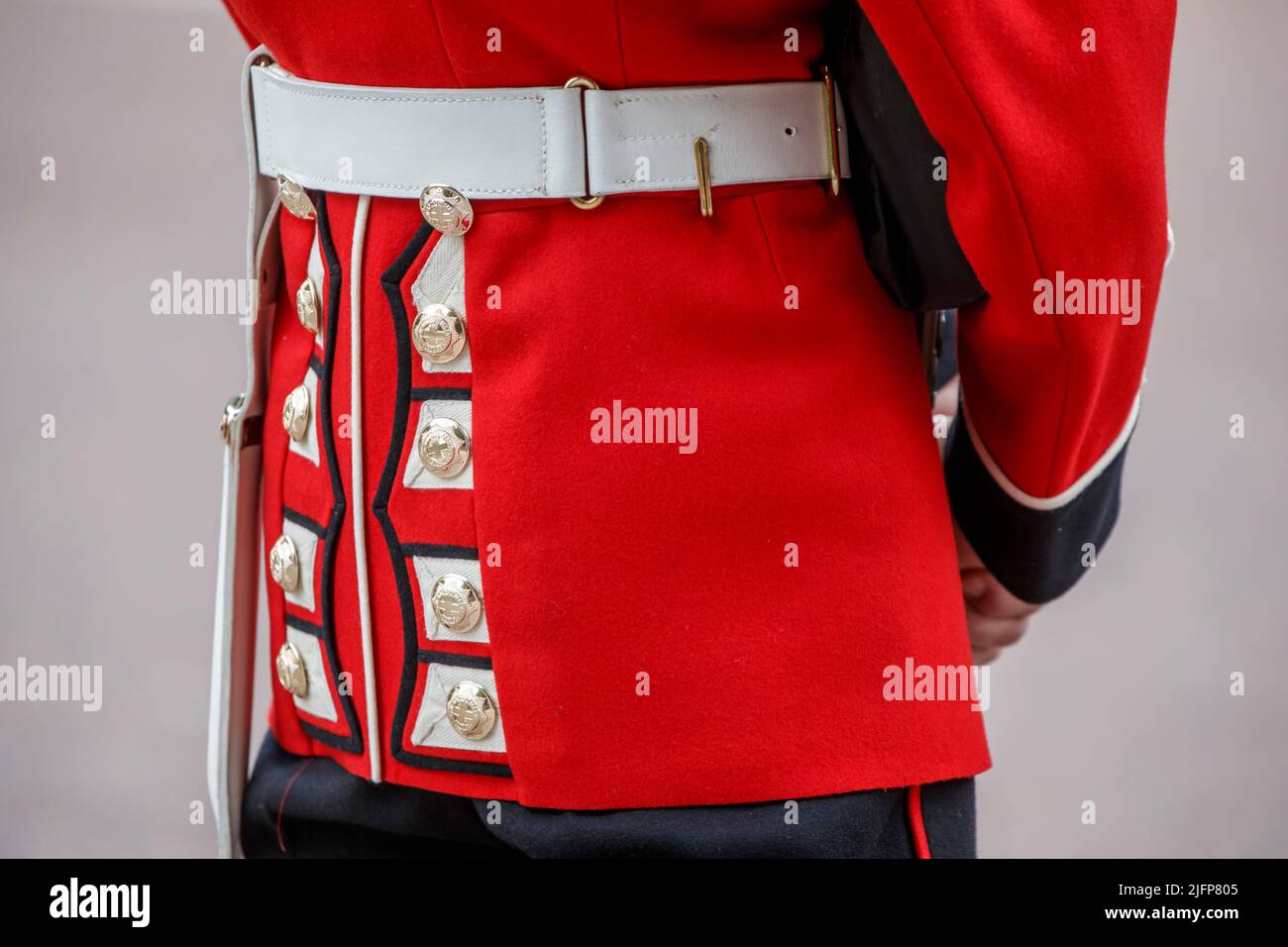 La parte posteriore di una tunica scarlatta di un Coldstream Guardsman al Trooping the Color, Colonel’s Review in the Mall, Londra, Inghilterra, Regno Unito Foto Stock