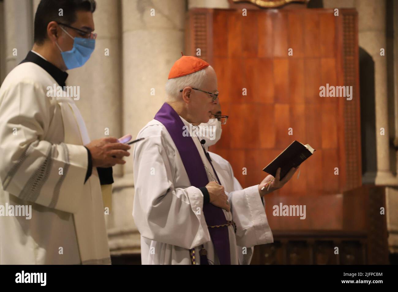 San Paolo, San Paolo, Brasile. 4th luglio 2022. (INT) funerali del corpo del Cardinale Claudio Hummes nella Cattedrale se, a San Paolo. 4 luglio 2022, San Paolo, Brasile: Scia del corpo del Cardinale Dom Claudio Hummes, Arcivescovo emerito di San Paolo, nella Cattedrale Metropolitana di San Paolo, lunedì (4). Hummes è morto questa mattina, a Sao Paulo, all'età di 87 anni. Stava trattando il cancro. (Credit Image: © Leco Viana/TheNEWS2 via ZUMA Press Wire) Foto Stock