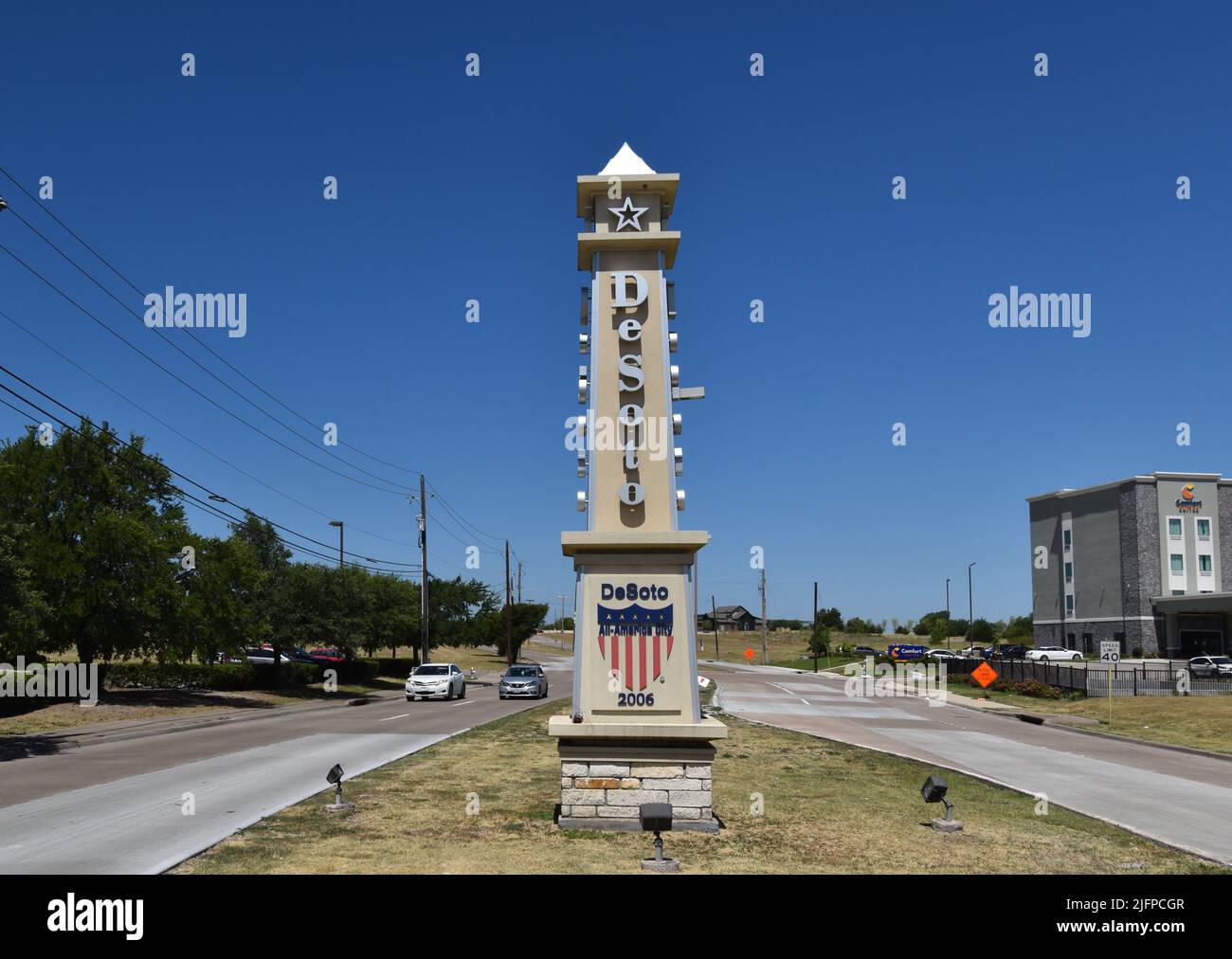 DeSoto, Texas, Stati Uniti. Luglio 4, 2022. Anall American City marker nel viale su Wintergreen Road. Strade tranquille e uno stile di vita facile in città. Foto Stock