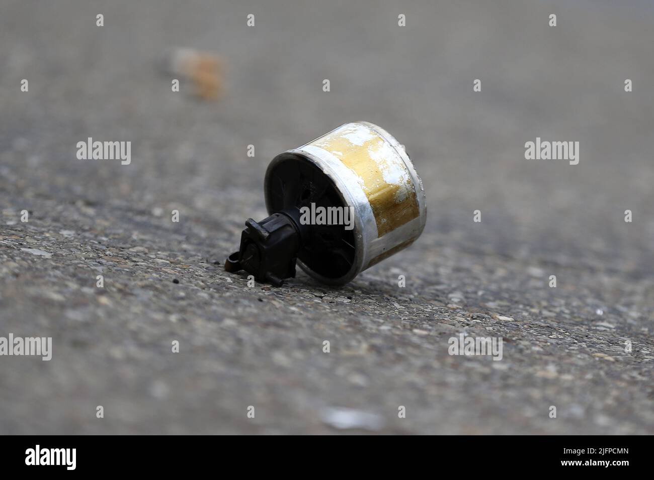 Akron, Stati Uniti. 04th luglio 2022. Un barattolo usato di gas lacrimogeni si trova nella strada di fronte al centro di giustizia Akron City ad Akron, Ohio, lunedì 4 luglio 2022. La polizia di Akron ha ucciso fatalmente 25 anni Jayland Walker giugno 27th, disordini pubblici con l'applicazione della legge è aumentato dopo il rilascio del video della camma del corpo il 3rd luglio. Foto di Aaron Josefczyk/UPI Credit: UPI/Alamy Live News Foto Stock