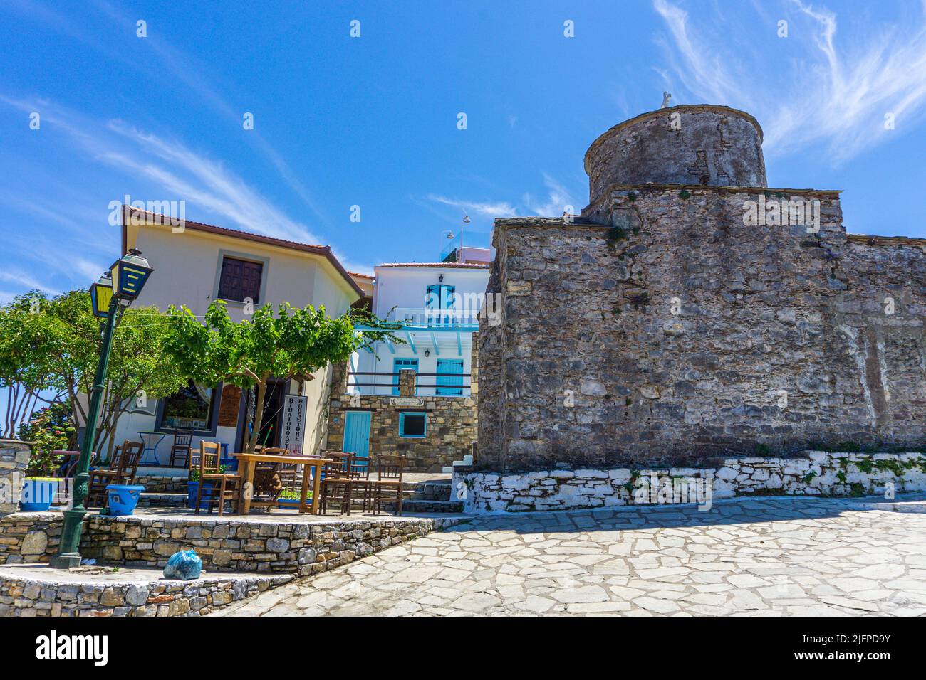 Chiesa tradizionale greco-ortodossa nel vecchio villaggio di Chora, isola di Alonissos, Grecia. Foto Stock