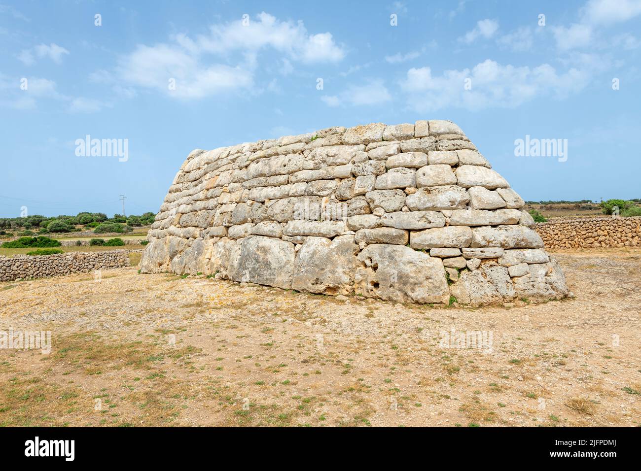 La Naveta des Tudons, un antico monumento megalitico e tomba funeraria sull'isola di Minorca, Spagna. Foto Stock