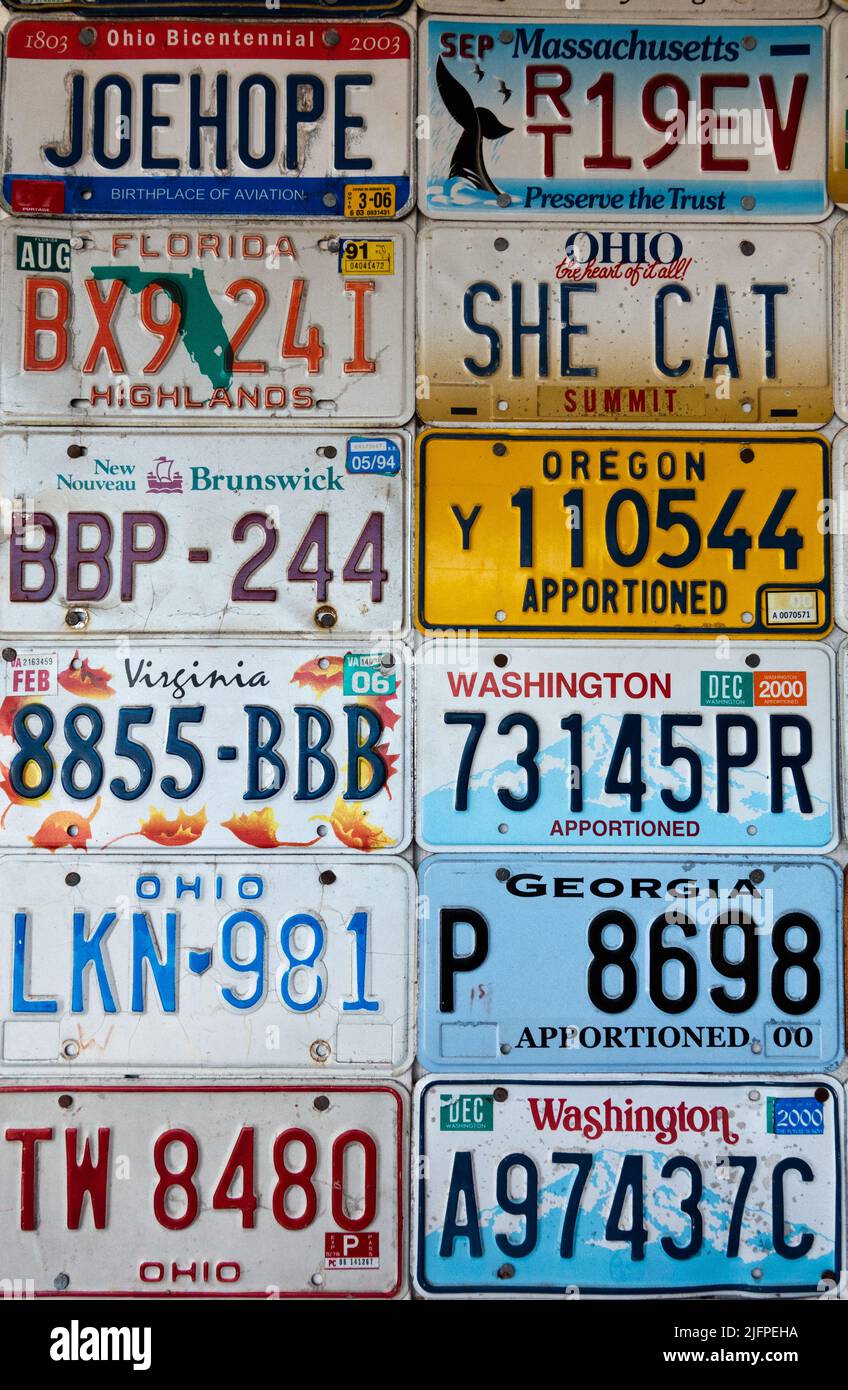 Varie targhe automobilistiche degli Stati Uniti appese in file su un muro Foto Stock