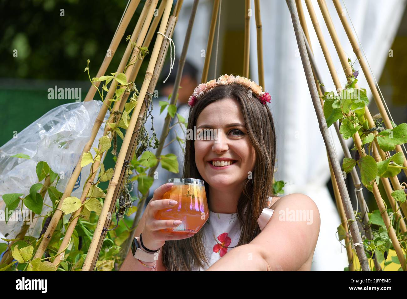 Londra, UK, 4th lug 2022, RHS Hampton Court Palace Garden Festival 2022 apre dal 4th al 9th luglio. Si tratta di una celebrazione del giardinaggio pieno di cose da vedere e da fare. Shannon Keary capo giardiniere del Protect Our Playground mostra come preparare un cocktail da ingredienti coltivati nell'assegnazione per evidenziare l'impatto della lettiera sull'ambiente., Andrew Lalchan Photography/Alamy Live News Foto Stock