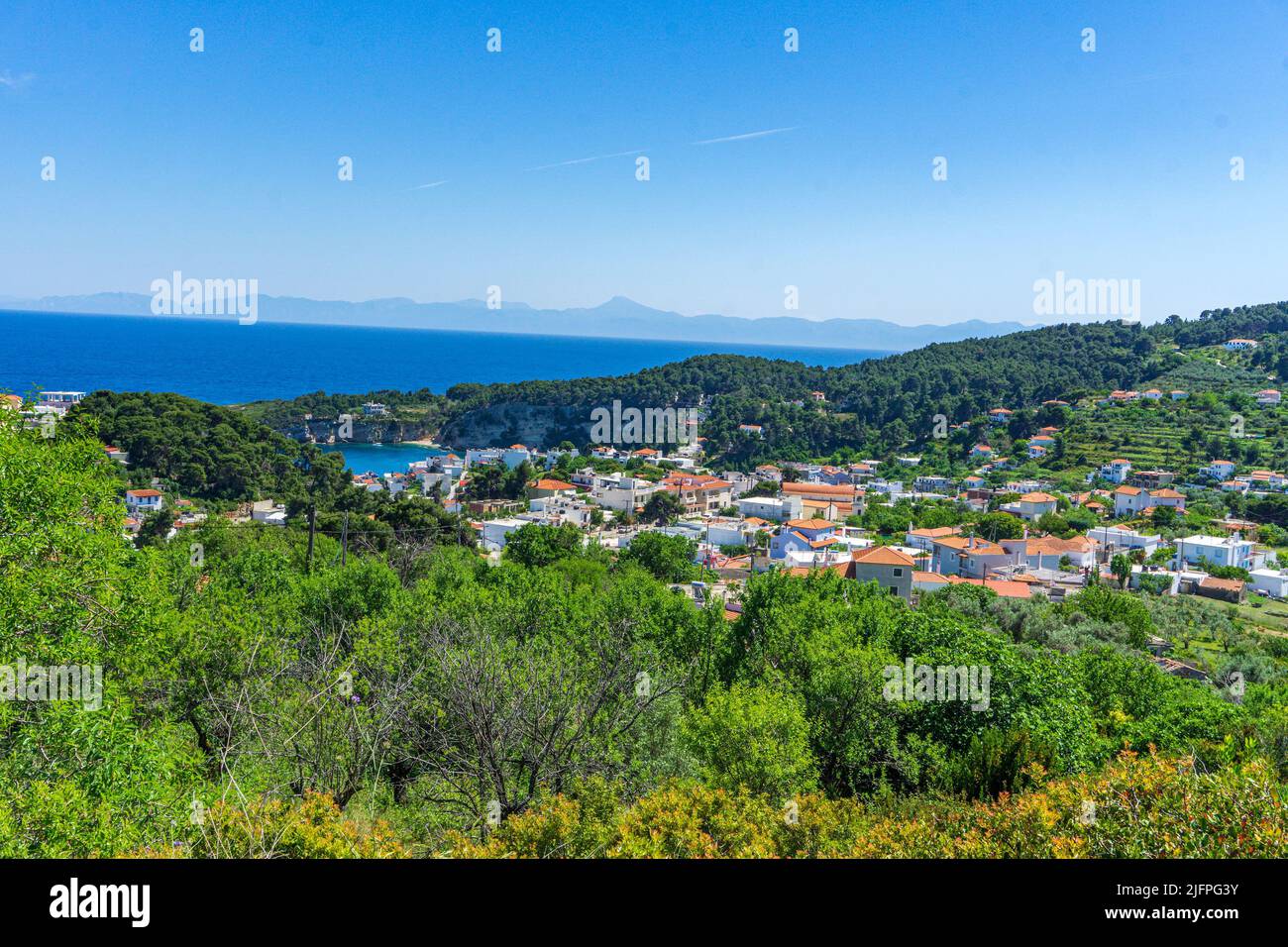 Vista aerea verso il Mar Egeo e la città di Patitiri, sulla strada per Chora, vecchio villaggio dell'isola di Alonissos, Grecia. Foto Stock