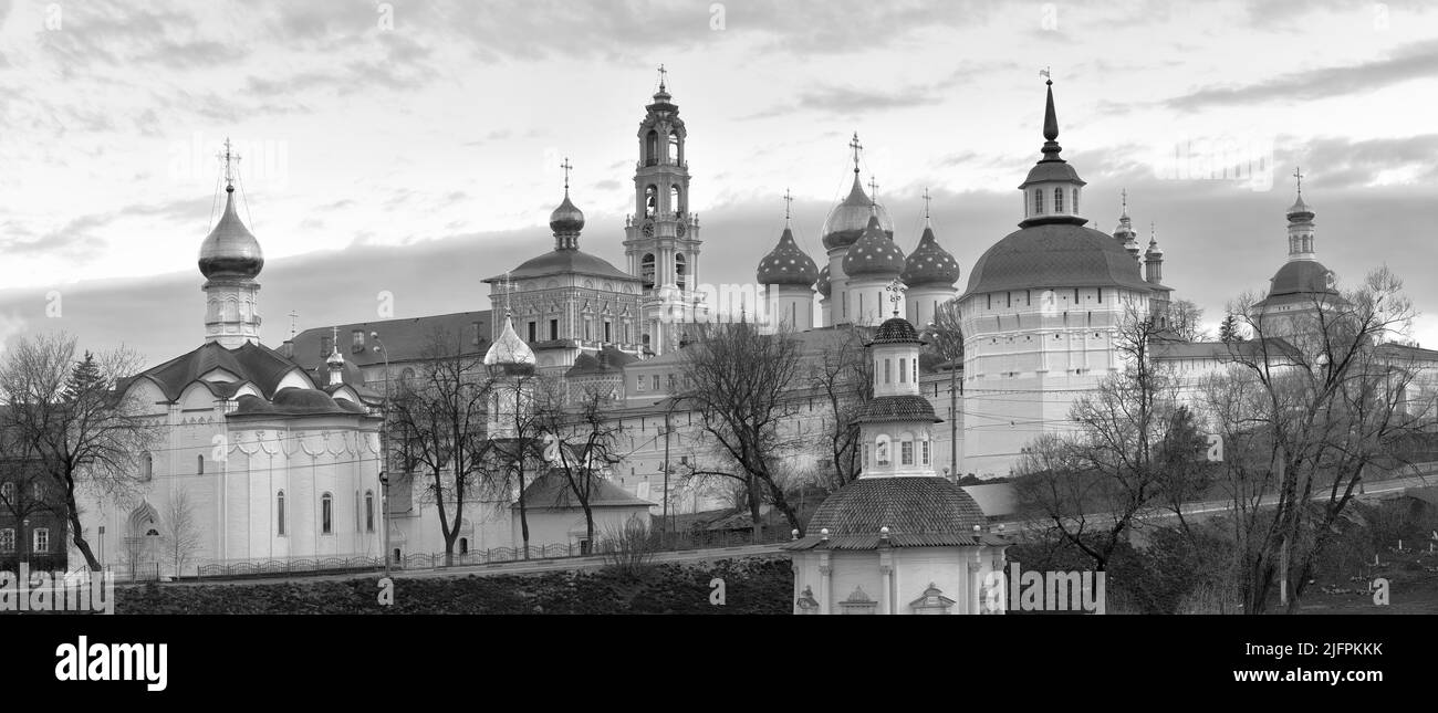 Cupole della Trinità-Sergius Lavra. Alba al monastero con chiese ortodosse e un campanile di architettura russa del XV-XVIII secolo. S Foto Stock