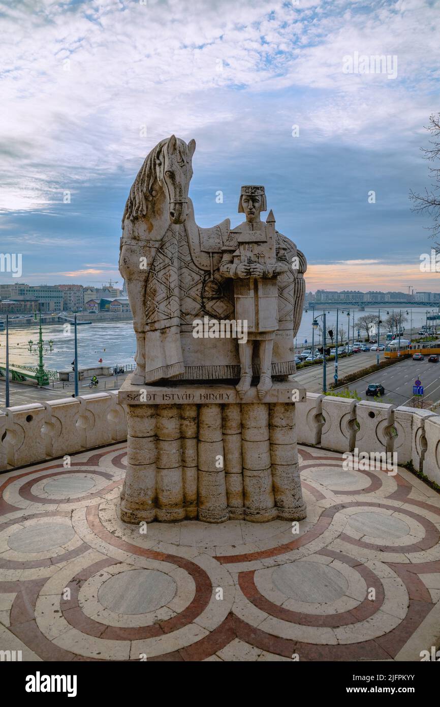 Budapest, Ungheria - 5 aprile 2022: Statua fuori dalla Grotta della collina di Gellert in mattinata Foto Stock
