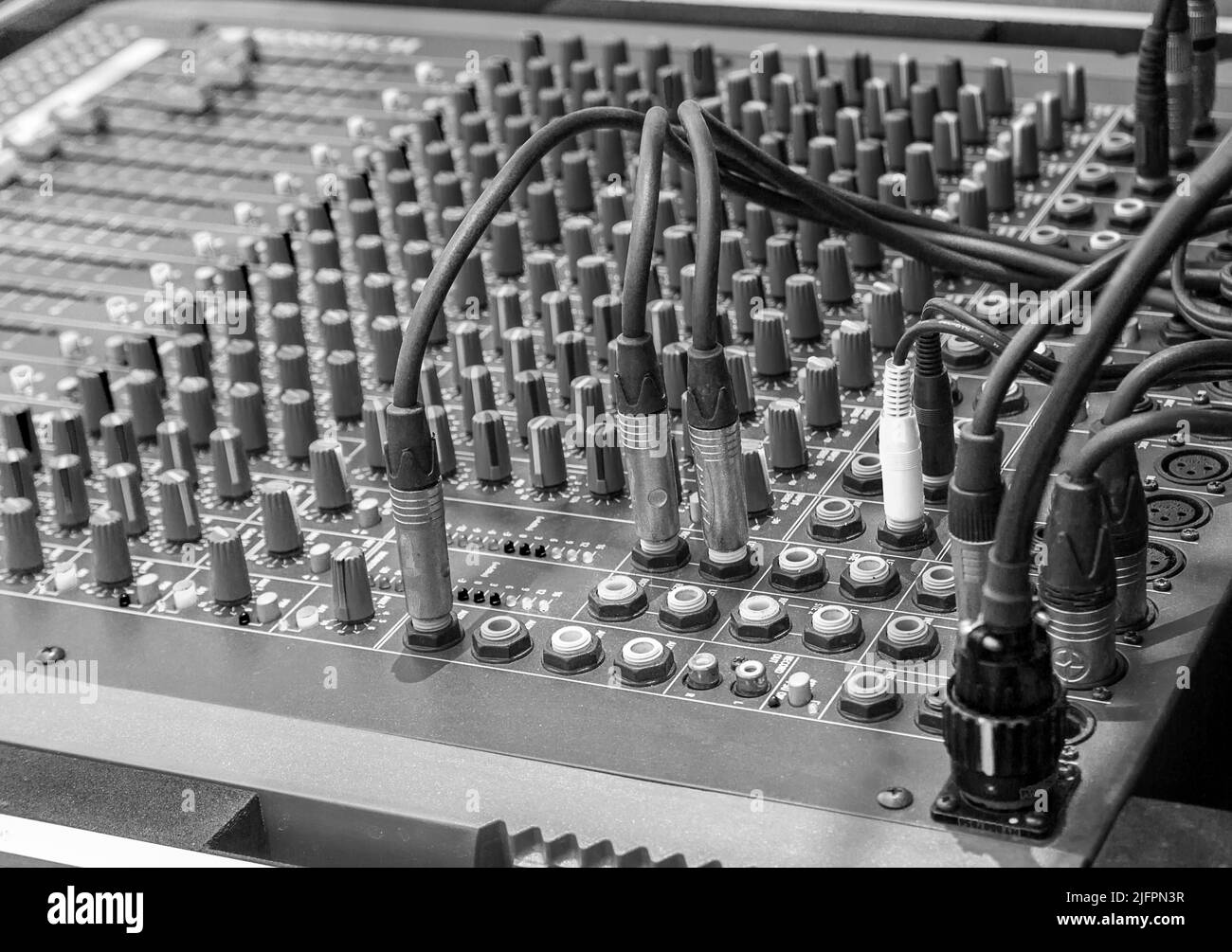 Missaggio radio in studio in bianco e nero. Mixer audio. Apparecchiature audio digitali. Equalizzatore professionale per mix da concerto, controllo del volume, controllo elettronico in Foto Stock