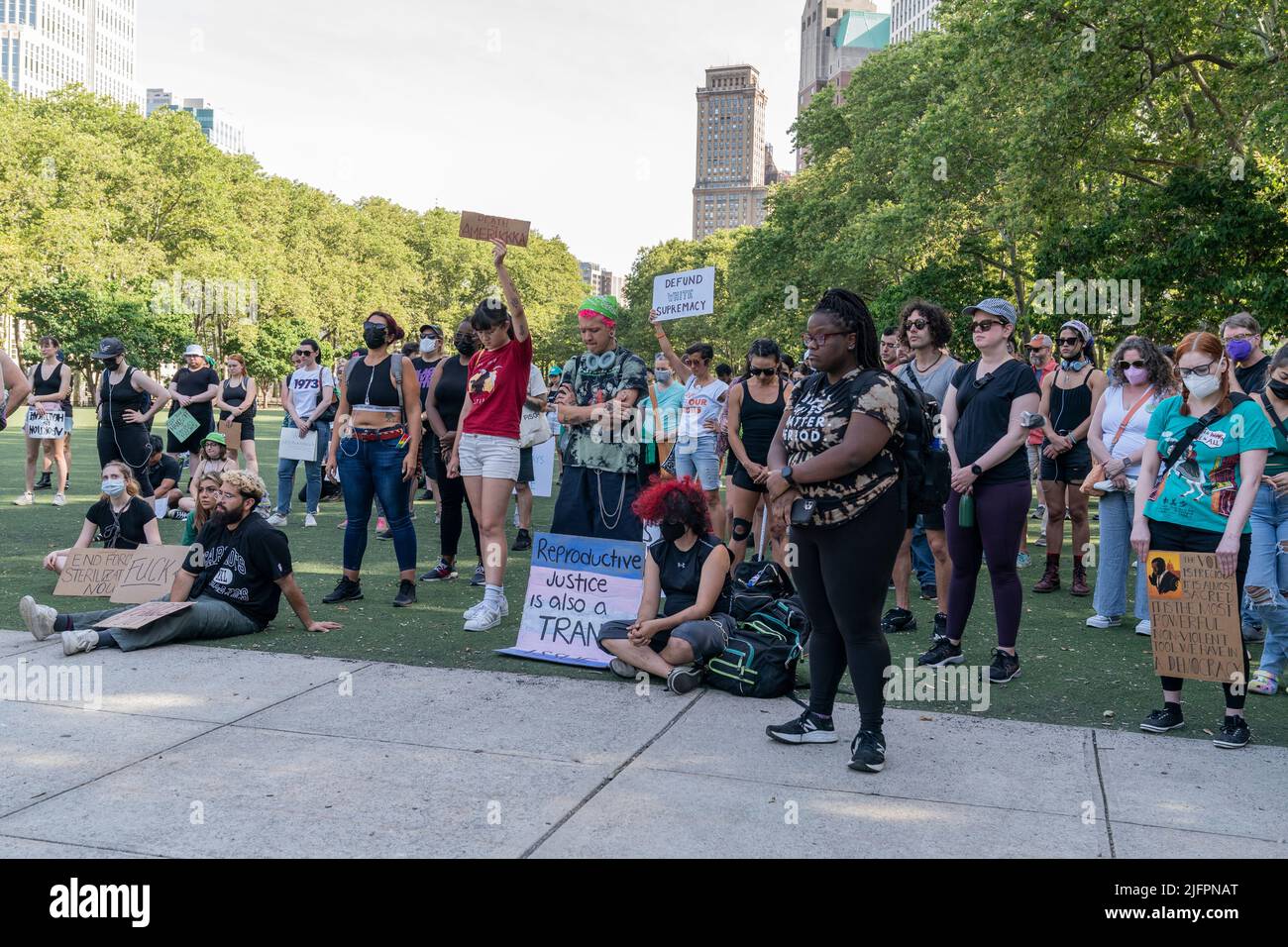 New York, NY - 4 luglio 2022: Più di cento attivisti si sono radunati nel Cadman Plaza Park di Brooklyn per esprimere il loro disappunto con la decisione della Corte Suprema Foto Stock