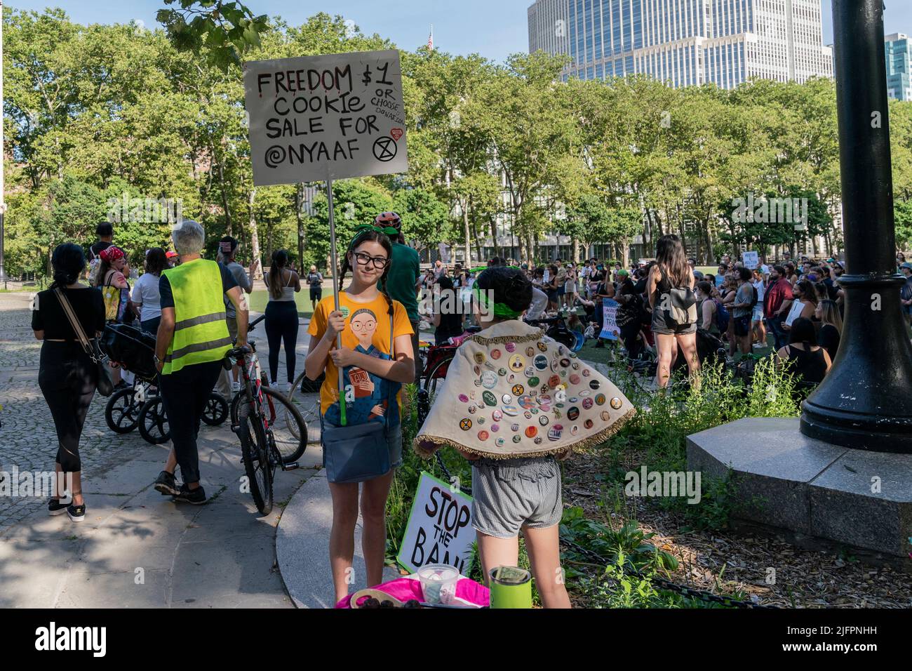 New York, NY - 4 luglio 2022: Più di cento attivisti si sono radunati nel Cadman Plaza Park di Brooklyn per esprimere il loro disappunto con la decisione della Corte Suprema Foto Stock