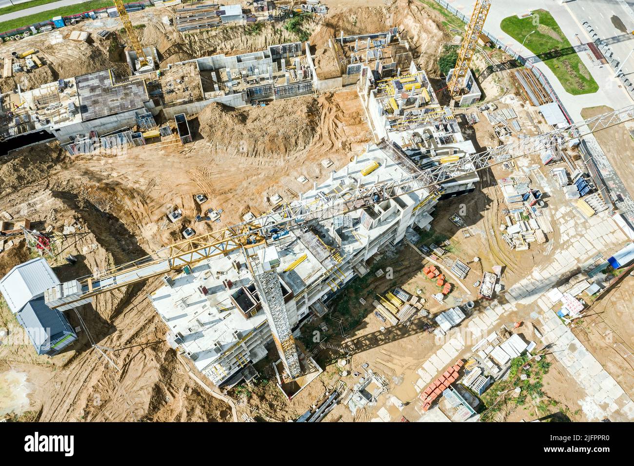 cantiere. vista aerea di grande area residenziale durante le prime fasi di costruzione, con gru e materiali da costruzione. Foto Stock